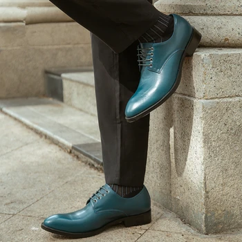 Мужские оксфорды из благородной синей кожи для зрелых мужчин, вечерние туфли с острым носком, Элегантные деловые туфли высокого класса Изображение
