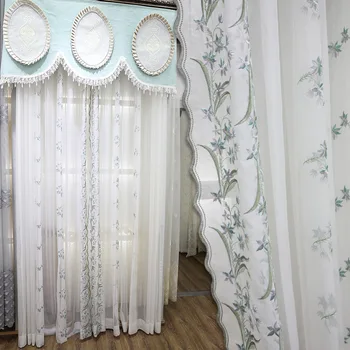 Французское окно, эркер, маленькая свежая ширма с вышивкой, спальня, гостиная, столовая, простая вышитая занавеска зеленого цвета Изображение