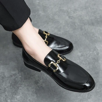 Новые черные свадебные туфли для мужчин, Лоферы из лакированной кожи, Круглый носок, без шнуровки, Весенне-осенние деловые мужские модельные туфли Изображение