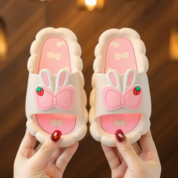 Детские тапочки с рисунком розового кролика, Летняя домашняя обувь на мягкой подошве для мальчиков и девочек, нескользящие комфортные домашние тапочки, детская обувь Изображение