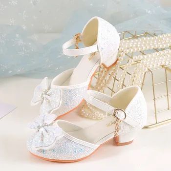 Обувь принцессы для девочек; Блестящие детские кожаные туфли на высоком каблуке белого цвета; Новые летние босоножки с бантиком и пайетками для девочек; Изображение