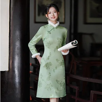 Зимний замшевый Плюс Бархатный Утолщенный Вышитый Меховой воротник Зеленый Чонсам Элегантный Китайский традиционный костюм Ципао для женщин Изображение